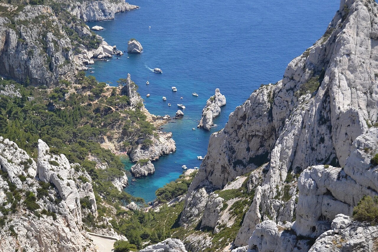 Calanque de Sugiton : falaises calcaires blanches et eau turquoise.