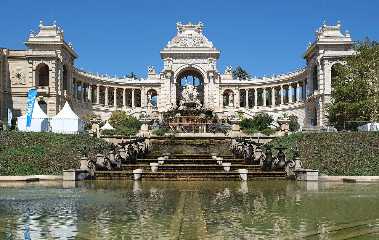Colonnade et fontaine du Palais Longchamp, bassin au premier plan.