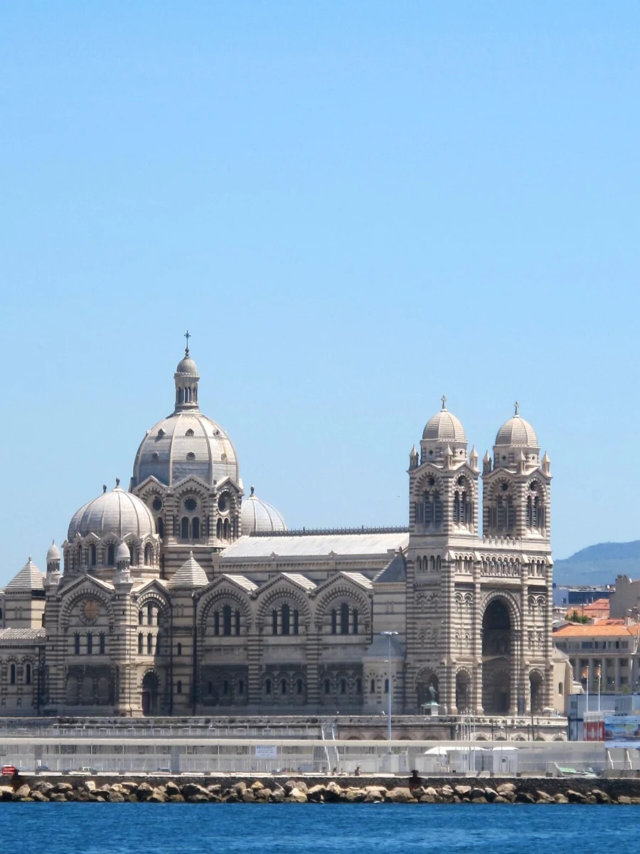 Façade et coupoles de la cathédrale de la Major, au bord de l’eau.